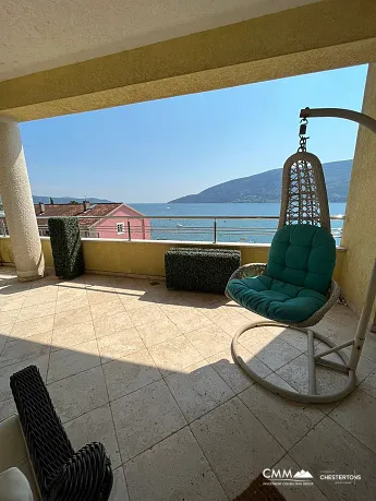 Wohnung in Herceg Novi zum Verkauf mit Panoramablick auf das Meer