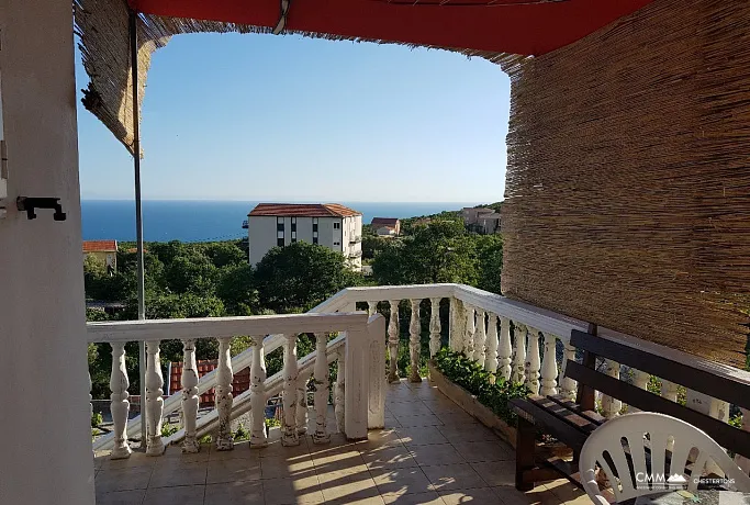 Zweistöckiges Haus mit Panoramablick auf das Meer