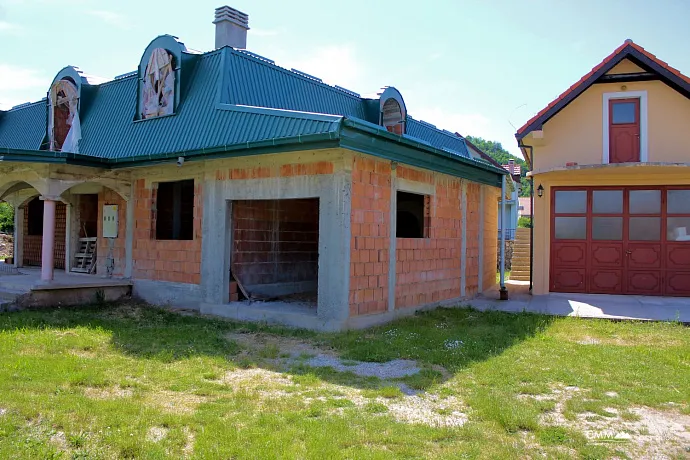 Haus zum Verkauf mit großem Grundstück in Cetinje