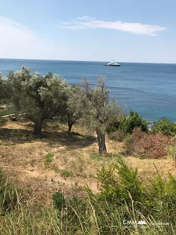 Grundstück in Bar, nur 10 m vom Meer entfernt