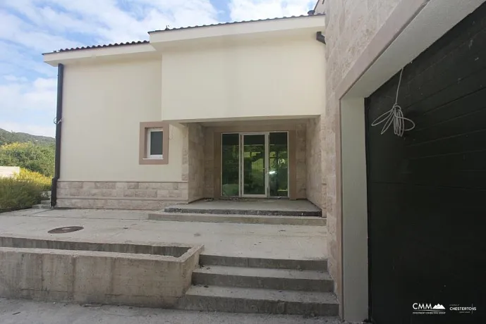 Zweistöckiges Haus mit Meer- und Bergblick in der Gegend der Stadt Herceg Novi