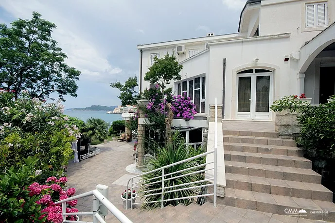 Vierstöckige Villa in Sveti Stefan