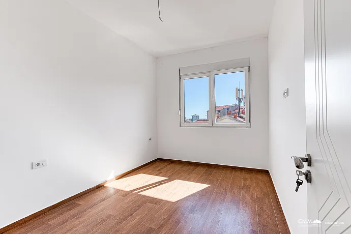 Sonnige Einzimmerwohnung mit 42 m² in Budva, nahe dem Meer.