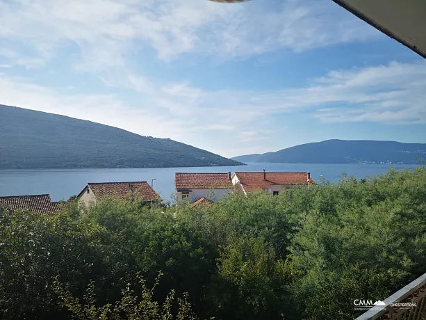 Geräumiges Haus mit Garage und Panoramablick auf das Meer