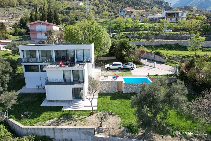 Dreistöckige Villa mit Pool und Panoramablick auf das Meer in der Nähe von Bar