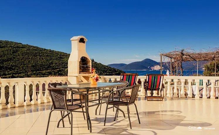 Apartment mit drei Schlafzimmern und Meerblick in Bigovo