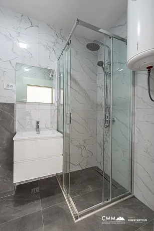 Sonnige Einzimmerwohnung mit 42 m² in Budva, nahe dem Meer.