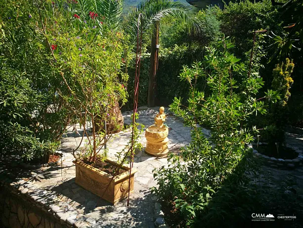 Haus mit Garage und großer Terrasse in Jurmani