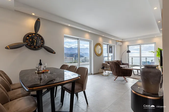 Zum Verkauf steht eine großzügige und luxuriös eingerichtete Drei-Zimmer-Wohnung im Sunny Side Komplex