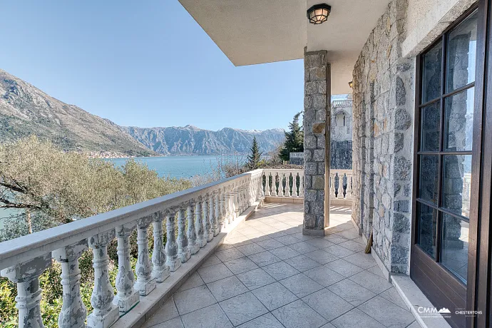 Prächtige Villa mit Kamin in erster Reihe mit Blick auf die Bucht von Kotor