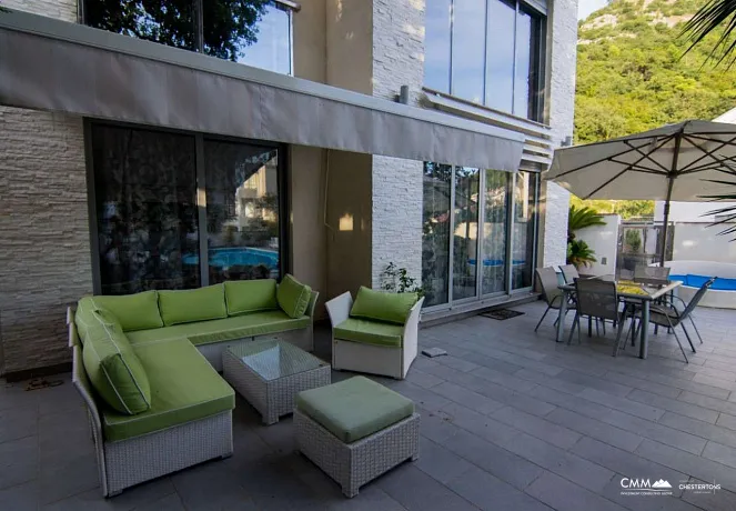 Luxusvilla mit Pool in Budva