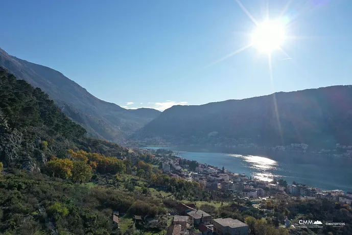 Zu verkaufendes Grundstück in Dobrota mit Meerblick