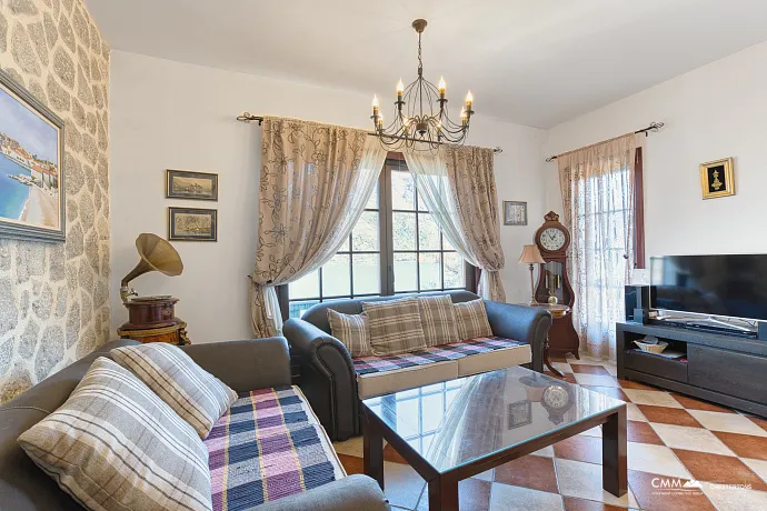 Prächtige Villa mit Kamin in erster Reihe mit Blick auf die Bucht von Kotor