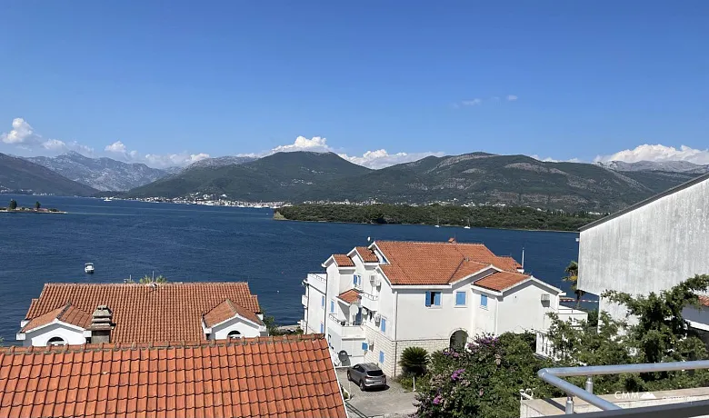 Dreistöckiges Stadthaus mit Panoramablick auf das Meer