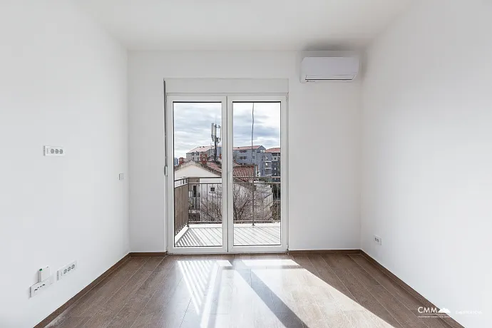 Sonnige Einzimmerwohnung mit 42 m² in Budva, nahe dem Meer.