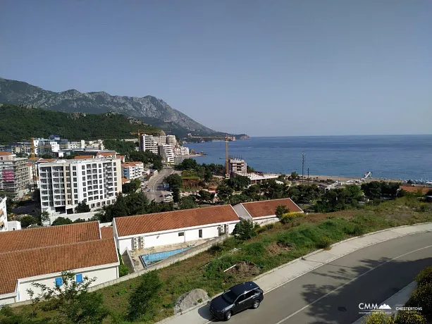 Wohnung in Becici mit Meerblick