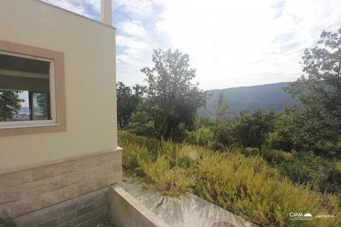 Zweistöckiges Haus mit Meer- und Bergblick in der Gegend der Stadt Herceg Novi