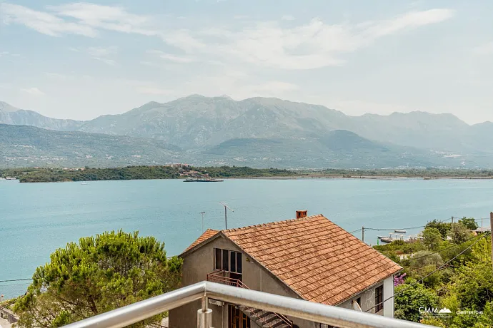 Zweizimmerwohnung mit Meerblick, 60 m vom Strand entfernt – Tivat