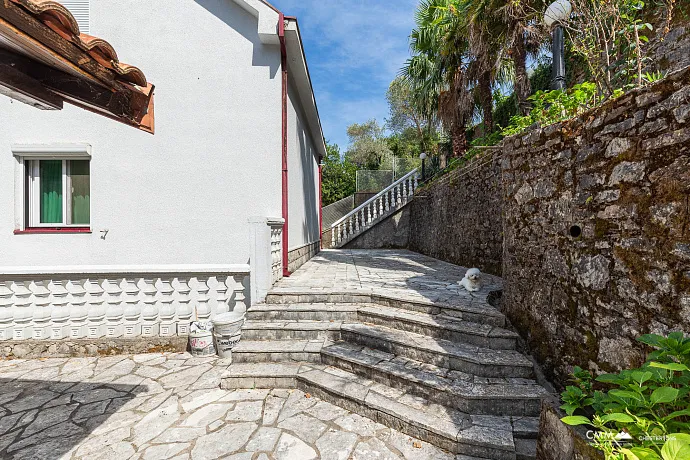 Haus nur 50 Meter vom Meer entfernt – Stoliv