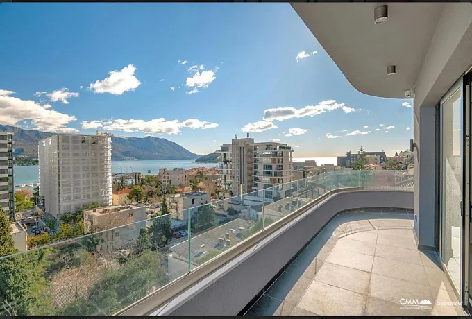 Dreizimmerwohnung in Budva mit herrlichem Blick