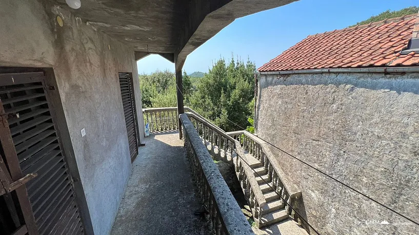 Drei Häuser im charmanten Dorf Klinci auf der Halbinsel Lustica