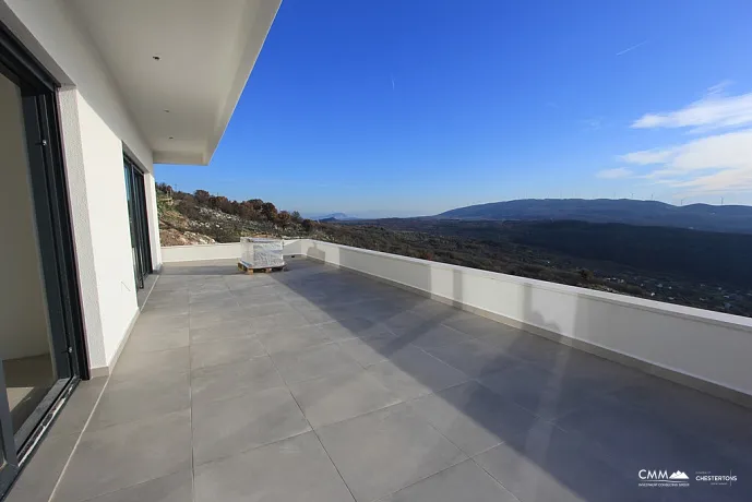 Zweistöckiges Haus mit privatem Pool und Panoramablick auf das Meer