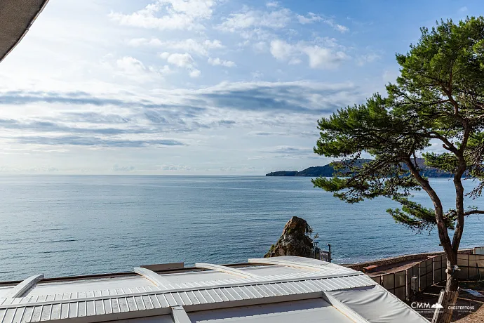 Luxuriös ausgestattete Wohnung in Bečići zu verkaufen – eine Gelegenheit, die man nicht verpassen sollte.