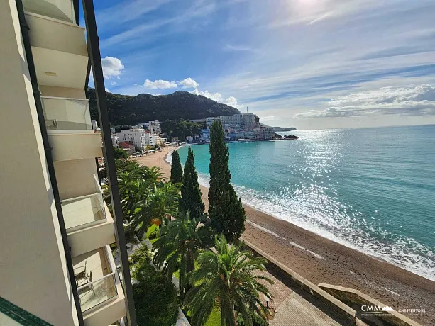 Zu verkaufen ist eine helle Wohnung in Rafailovici mit Panoramablick auf das Meer