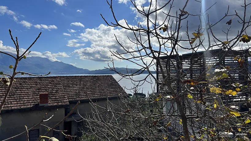 Geräumige Wohnung 54m2 mit teilweisem Meerblick in Herceg Novi, Bijela