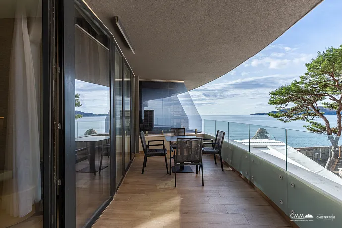 Luxuriös ausgestattete Wohnung in Bečići zu verkaufen – eine Gelegenheit, die man nicht verpassen sollte.