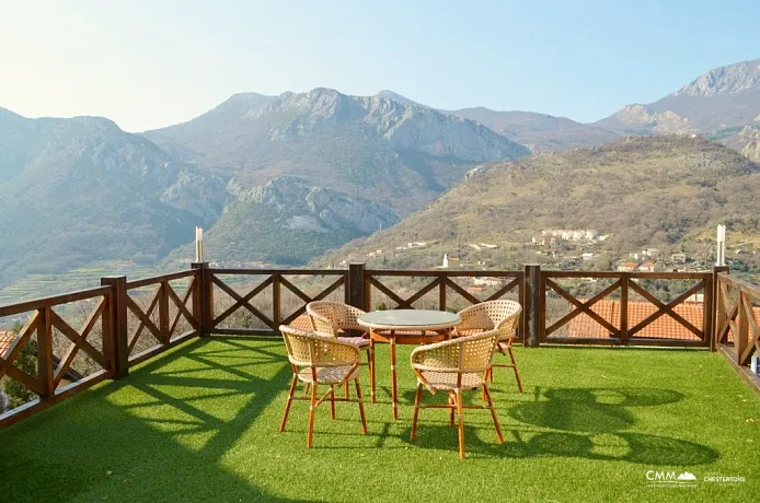 Reihenhaus mit Bergblick in Bar