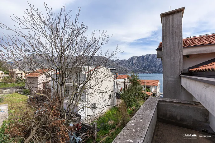 Dreistöckiges Haus mit Blick auf die Bucht von Kotor