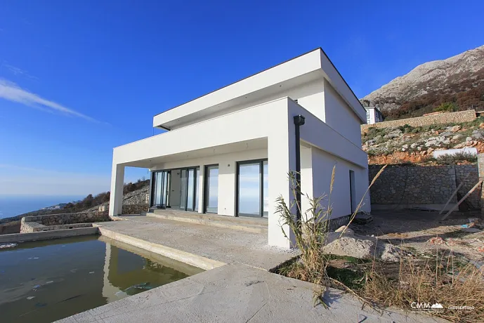 Zweistöckiges Haus mit privatem Pool und Panoramablick auf das Meer