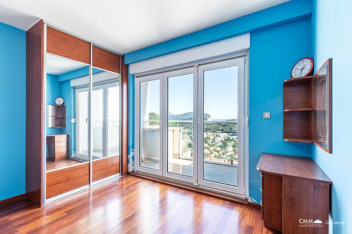 Drei-Zimmer-Wohnung in Petrovac mit Meerblick