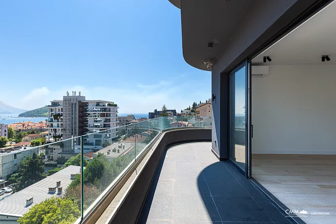 Dreizimmerwohnung in Budva mit herrlichem Blick