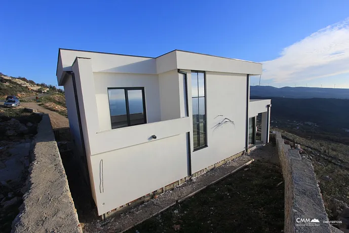 Zweistöckiges Haus mit privatem Pool und Panoramablick auf das Meer