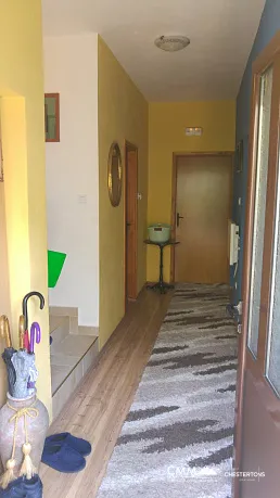 Dreistöckiges Haus in Morinje mit großem Garten
