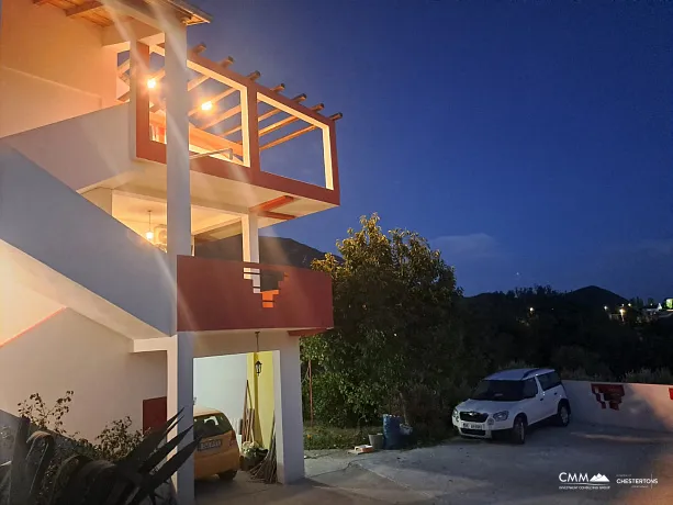 Geräumiges Haus auf einem spektakulären großen Grundstück mit Olivenbäumen