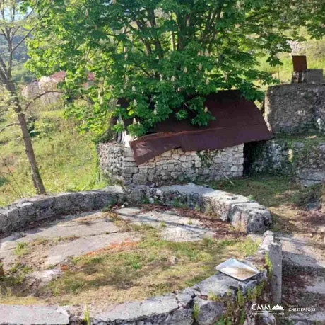 Dieses Haus mit einer Fläche von 72 qm liegt im malerischen Dobrskoe Selo und ist von einem großzügigen Grundstück umgeben