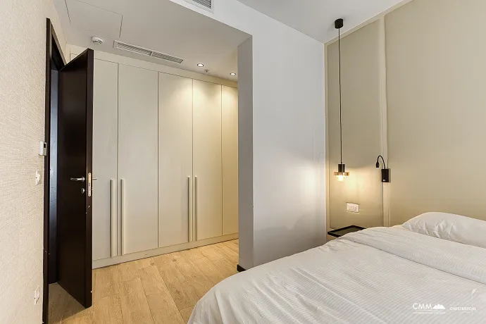 Luxuriös ausgestattete Wohnung in Bečići zu verkaufen – eine Gelegenheit, die man nicht verpassen sollte.