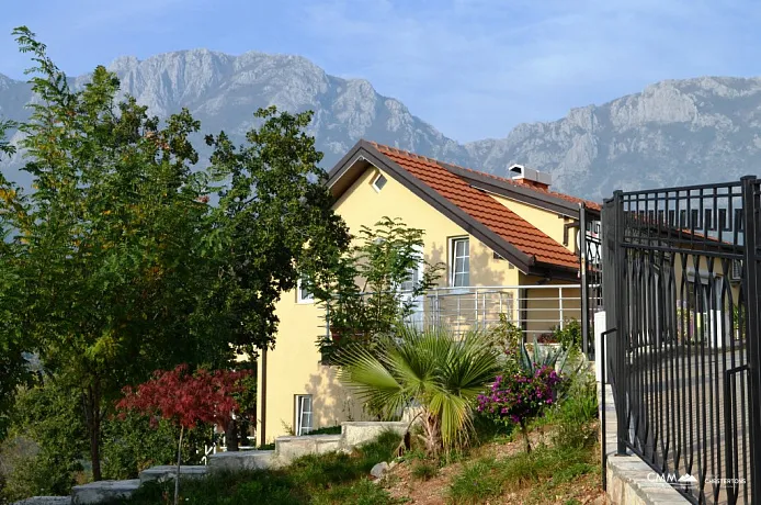 Apartment mit Grundstück in einem Komplex mit Swimmingpool