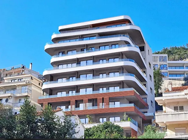 Dreizimmerwohnung in Budva mit herrlichem Blick
