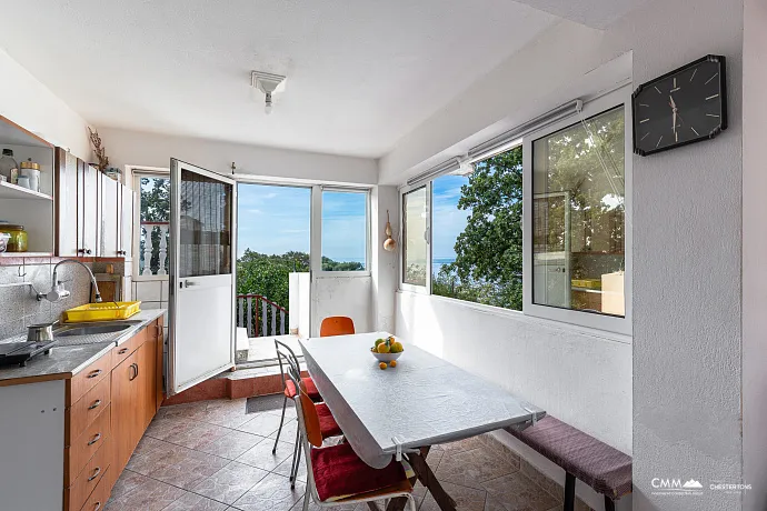 Gemütliches Haus mit Terrasse und Meerblick in Bar