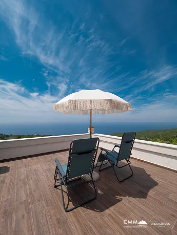 Luxuriöse Villa mit Panoramablick auf das Meer und Pool