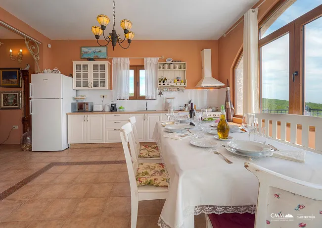 Luxuriöse Villa mit Panoramablick auf das Meer und Pool