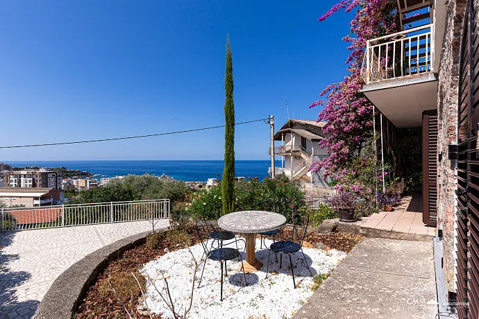 Haus in Dobra Voda mit Panoramablick auf das Meer