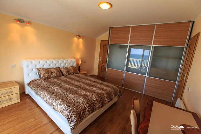 Dreistöckige Villa mit eigenem Zugang zum Meer