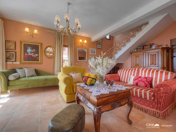 Luxuriöse Villa mit Panoramablick auf das Meer und Pool