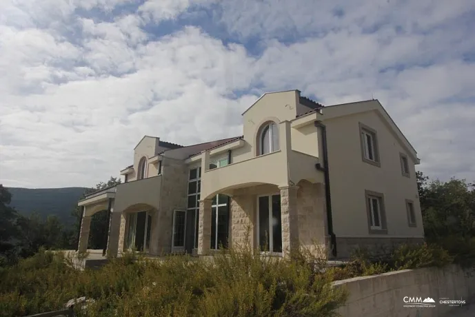 Zweistöckiges Haus mit Meer- und Bergblick in der Gegend der Stadt Herceg Novi