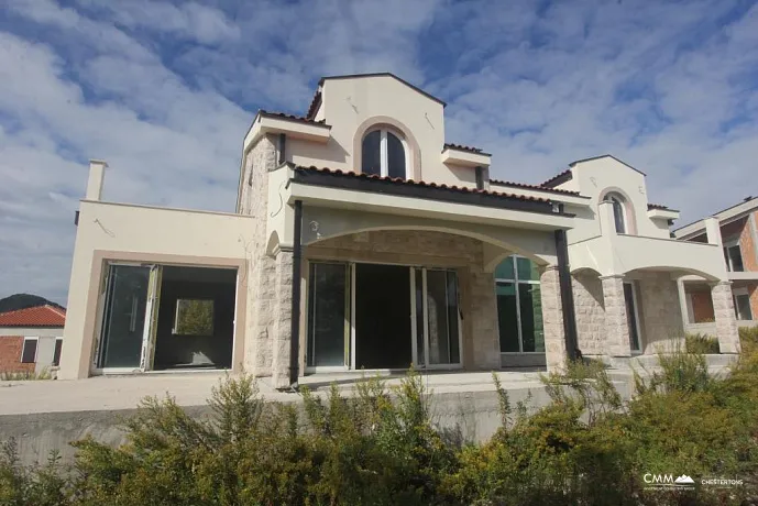 Zweistöckiges Haus mit Meer- und Bergblick in der Gegend der Stadt Herceg Novi